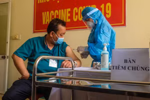 Lực lượng tuyến đầu chống dịch ở Đà Nẵng được tiêm vắc xin ngừa Covid-19. 