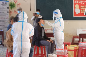 Lấy mẫu xét nghiệm COVID-19. 