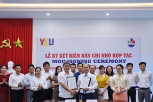 Lãnh đạo Trường Đại học CNTT&TT Việt - Hàn và lãnh đạo trường THPT Chuyên Lê Quý Đôn (TP Đà Nẵng) ký kết hợp tác. 