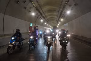 Hầm Hải Vân mở cửa để dân đi về quê. 