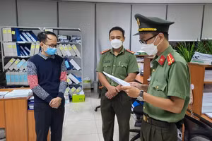 Cơ quan An ninh Điều tra Công an TP Đà Nẵng tống đạt quyết định khởi tố bị can, thực hiện lệnh lệnh bắt tạm giam đối với Nguyễn Văn Phong. 