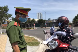 Lực lượng công an kiểm tra giấy đi đường của người dân. 