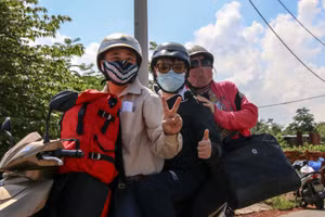 Học sinh, phụ huynh đồ đạc lỉnh kỉnh khi được phép quay trở lại Đà Nẵng. 