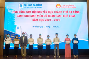 Trao học bổng dành cho các sinh viên có hoàn cảnh khó khăn. 