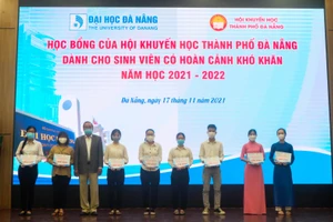 Trao học bổng dành cho các sinh viên có hoàn cảnh khó khăn. 