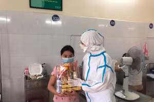 Các y bác sĩ tặng quà nhân ngày 1/6 cho những em nhỏ mắc Covid-19 đang điều trị tại các bệnh viện. 