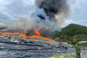 Cháy lớn ở bãi rác Khánh Sơn (TP Đà Nẵng). 