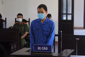 Tông xe vào chốt kiểm dịch, đánh công an, nam thanh niên lĩnh án tù