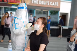 Lấy mẫu xét nghiệm COVID-19. 