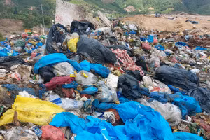 Rác thải sinh hoạt có lẫn đồ chống dịch đổ ở bãi rác Khánh Sơn. 