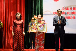 Ông Lê Trung Chinh (bìa phải) - Chủ tịch UBND TP Đà Nẵng và bà Ngô Thị Kim Yến (bìa trái) - Giám đốc Sở Y tế TP, trao giải thưởng "Tỏa sáng Blouse trắng" cho các y bác sĩ. 