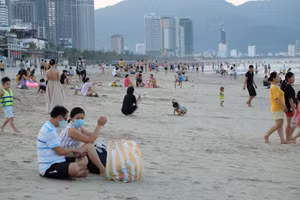 Người dân đi tắm biển. 