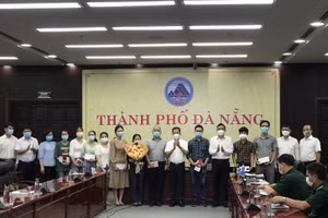 Lãnh đạo thành phố động viên và tặng quà cho các y bác sĩ lên đường hỗ trợ tỉnh Bắc Giang. 