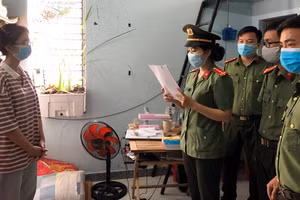 Công an tống đạt quyết định khởi tố bị can và bắt tạm giam Phan Thị Thảo Ly. Ảnh: Công an.