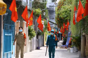 Lực lượng chức năng tuần tra trong thời gian Đà Nẵng thực hiện "ai ở đâu thì ở đó". 