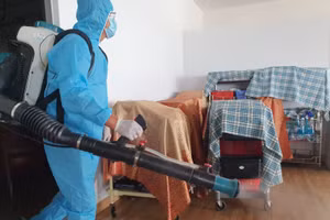 Phun khử khuẩn khu vực 2 người Trung Quốc từng đi đến. 