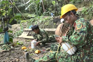 Bộ đội đang chuẩn bị mìn để nổ sập các hầm vàng trái phép ở Đà Nẵng. 