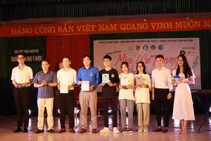 Đêm nhạc "Mùa yêu thương" đã thu hút đông đảo cán bộ, học viên, đoàn viên, các doanh nghiệp, nhà hảo tâm tham dự và theo dõi.