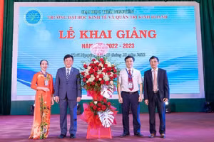 PGS.TS Hoàng Văn Hùng, Giám đốc Đại học Thái Nguyên tặng hoa chúc mừng.