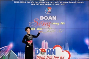 Cô giáo Hoàng Thị Huệ - Tổng phụ trách Đội Trường Tiểu học Cốc Pài, thị trấn Cốc Pài, huyện Xín Mần, tỉnh hà Giang.