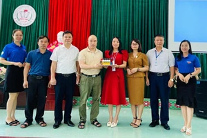 Trường Đại học Kỹ thuật Công nghiệp trao tặng hệ thống "chuông báo học đường" cho trường THPT Điềm Thụy, huyện Phú Bình