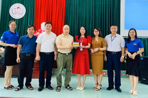 Trường Đại học Kỹ thuật Công nghiệp trao tặng hệ thống "chuông báo học đường" cho trường THPT Điềm Thụy, huyện Phú Bình