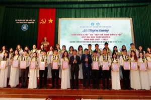 Đại học Thái Nguyên tuyên dương tập thể và cá nhân sinh viên 5 tốt.