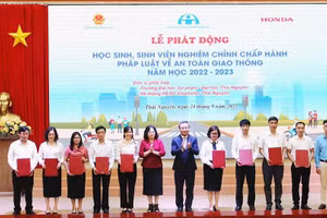 Đại diện các cơ sở giáo dục ký cam kết với Bộ Giáo dục và Đào tạo, Ủy ban ATGT Quốc gia trong việc tăng cường thực hiện công tác giáo dục ATGT trong trường học