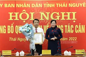 Bí thư Tỉnh ủy Nguyễn Thanh Hải thừa ủy quyền Thủ tướng Chính phủ trao quyết định cho ông Nguyễn Thanh Bình, Phó Chủ tịch UBND tỉnh Thái Nguyên (Ảnh: Thainguyen.gov.vn)