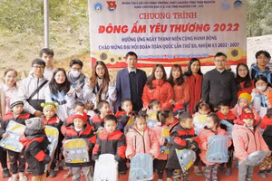 Mang đông ấm đến với học sinh vùng cao. 