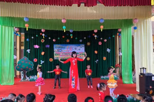 Cô giáo Nông Thị Bảy với 20 năm bám trường, bám bản