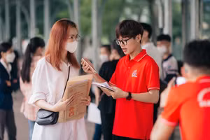 Đồng hành cùng tân sinh viên trong ngày đầu đến trường.