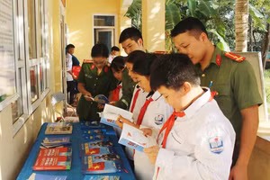 Tuyên truyền kiến thức về chủ quyền biển đảo cho học sinh huyện miền núi Võ Nhai, Thái Nguyên.