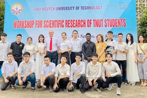 Sinh viên TNUT chụp ảnh cùng GS . Herman Horst Puta trường Đại học Công nghệ llmenau, CHLB Đức