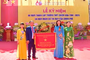 Thừa uỷ quyền của Thủ tướng Chính phủ, Phó Chủ tịch HĐND tỉnh Phạm Thị Minh Xuân trao tặng Cờ Thi đua cho Trường THPT Chiêm Hóa.