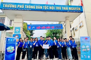 Đội tình nguyện tiếp sức mùa thi trường Đại học Y - Dược (ĐH Thái Nguyên) hỗ trợ thí sinh tại điểm thi trường THPT Dân tộc nội trú Thái Nguyên.