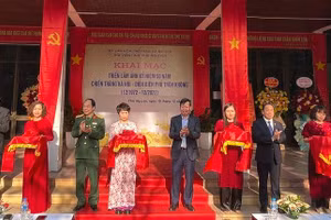 Triển lãm ảnh Hà Nội - Điện Biên Phủ trên không bản hùng ca vang mãi.