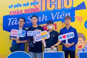 Tân sinh viên phấn khởi nhập học tại Trường Đại học Công nghệ Thông tin và Truyền thông