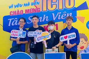 Tân sinh viên phấn khởi nhập học tại Trường Đại học Công nghệ Thông tin và Truyền thông