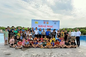 Buổi khai mạc Lớp dạy bơi miễn phí cho học sinh.