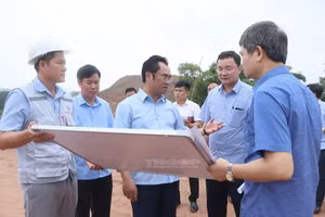 Chủ tịch UBND tỉnh Thái Nguyên Trịnh Việt Hùng kiểm tra thực tế tiến độ thi công Dự án đầu tư xây dựng Tuyến đường liên kết, kết nối các tỉnh Thái Nguyên, Bắc Giang và Vĩnh Phúc