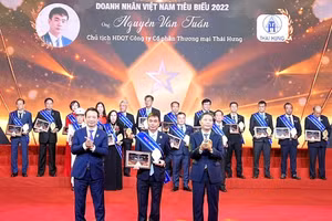 Chủ tịch HĐQT Công ty CP Thương mại Thái Hưng được vinh danh doanh nhân Việt Nam tiêu biểu.