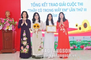 Trao giải cho các tác phẩm xuất sắc cuộc thi Thầy cô trong mắt em (Ảnh: Báo Lạng Sơn)