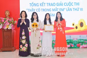 Trao giải cho các tác phẩm xuất sắc cuộc thi Thầy cô trong mắt em (Ảnh: Báo Lạng Sơn)
