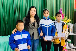 Cô giáo Nguyễn Thị Chung thường xuyên hỗ trợ, giúp đỡ học sinh có hoàn cảnh khó khăn