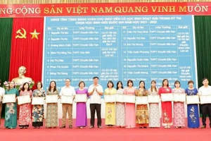 Tập thể, cá nhân được khen thưởng tại Hội nghị tổng kết năm học 2021 - 2022.