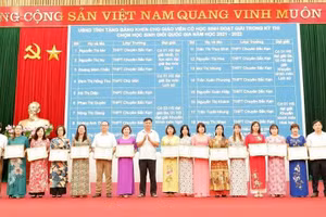 Tập thể, cá nhân được khen thưởng tại Hội nghị tổng kết năm học 2021 - 2022.