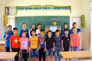 Đoàn tình nguyện của trường THPT Chuyên Thái Nguyên trao tặng nhiều phần quà ý nghĩa.