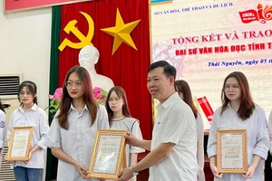 Ông Lê Ngọc Linh, Phó giám đốc Sở Văn hoá-Thể thao và Du lịch tỉnh Thái Nguyên trao chứng nhận cho học sinh đạt giải cuộc thi “Đại sứ văn hoá đọc tỉnh Thái Nguyên năm 2022”.