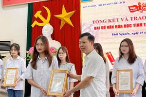 Ông Lê Ngọc Linh, Phó giám đốc Sở Văn hoá-Thể thao và Du lịch tỉnh Thái Nguyên trao chứng nhận cho học sinh đạt giải cuộc thi “Đại sứ văn hoá đọc tỉnh Thái Nguyên năm 2022”.